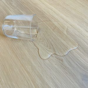suelo con un vaso de agua derramado
