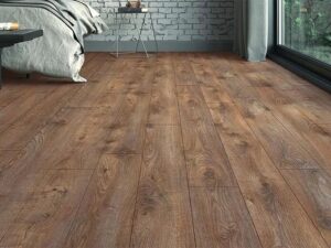 habitación con suelo laminado color marrón madera oscura con nudo de la madera natural